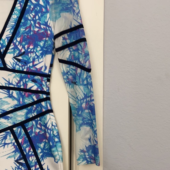 Body on fitted dress - Picture 2 of 9